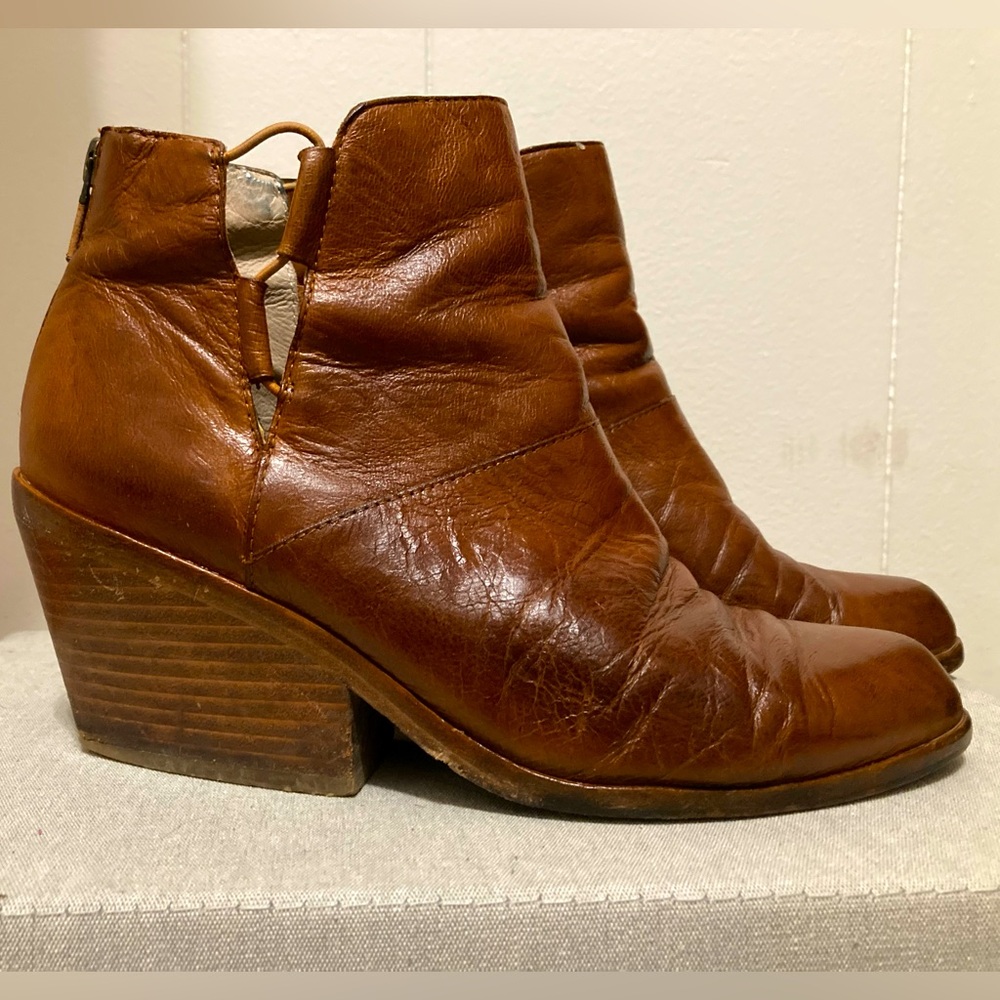 Eileen Fisher Tan/Brown Heeles Booties size 7